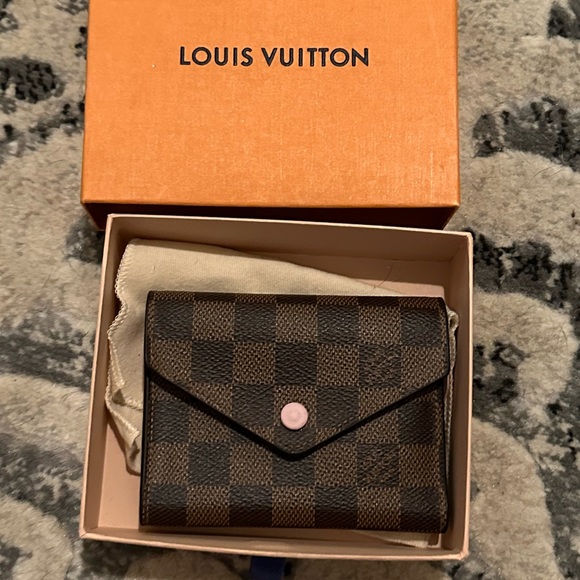Small Louis Vuitton Wallet - Picture 1 of 5